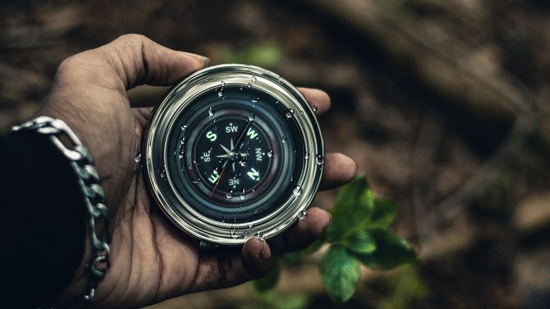 compass, hand, wet, drops, 4k