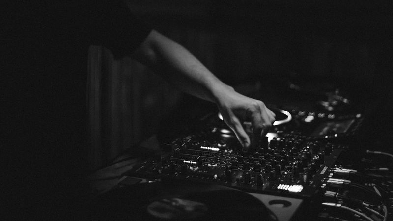 dj, hand, equipment, bw, music, 4k