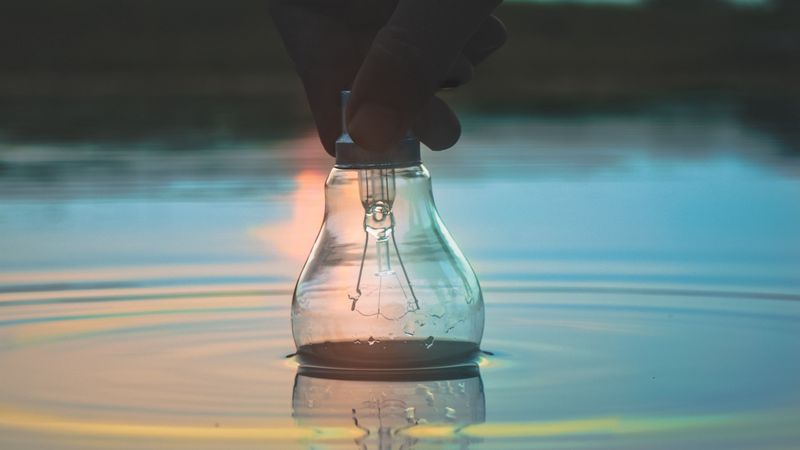 light bulb, hand, water, wet, waves, 4k