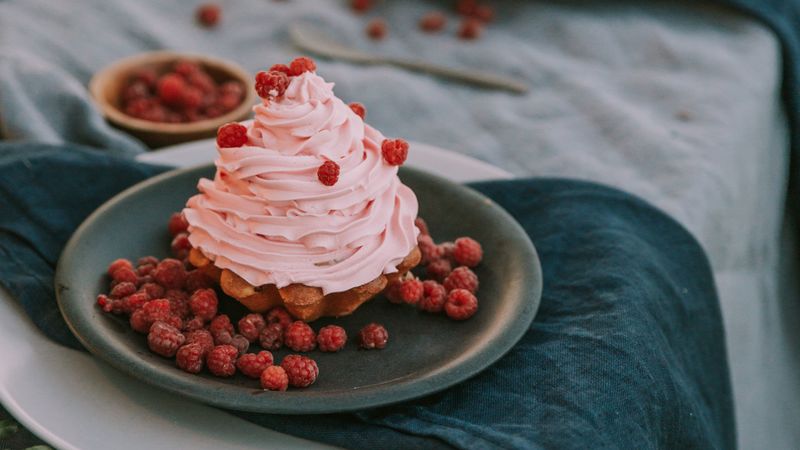 dessert, cupcake, cream, raspberries, berries, 4k