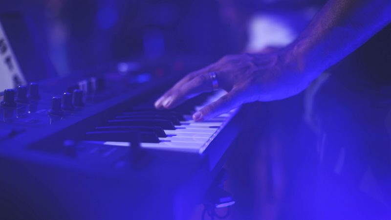 synthesizer, keys, hand, fingers, play, musical instrument, 4k