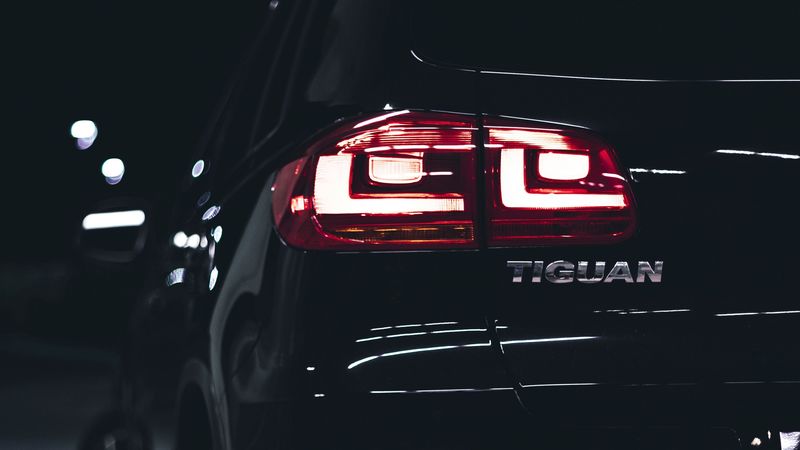 volkswagen tiguan, volkswagen, car, black, rear view, lights, backlight, 4k