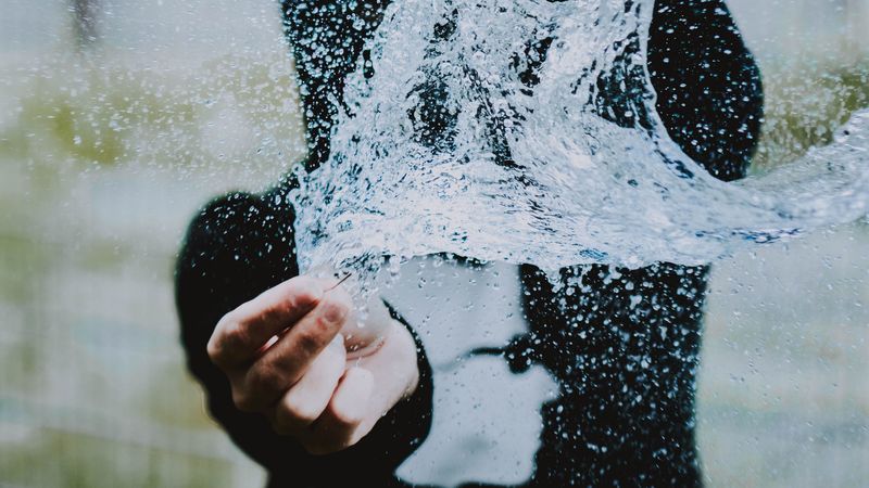 spray, water, hands, bubble, burst, 4k