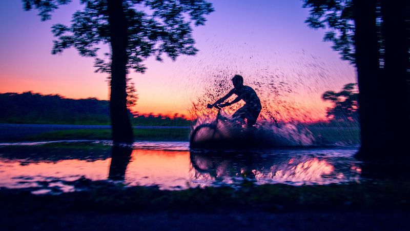bicycle, cyclist, puddle, spray, dark, dusk, 4k