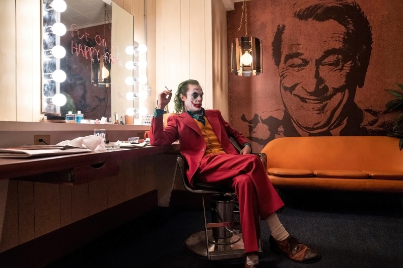 Joaquin Phoenix, 4K, Robert DeNiro, Joker, happy face, movies, couch, mirror, makeup