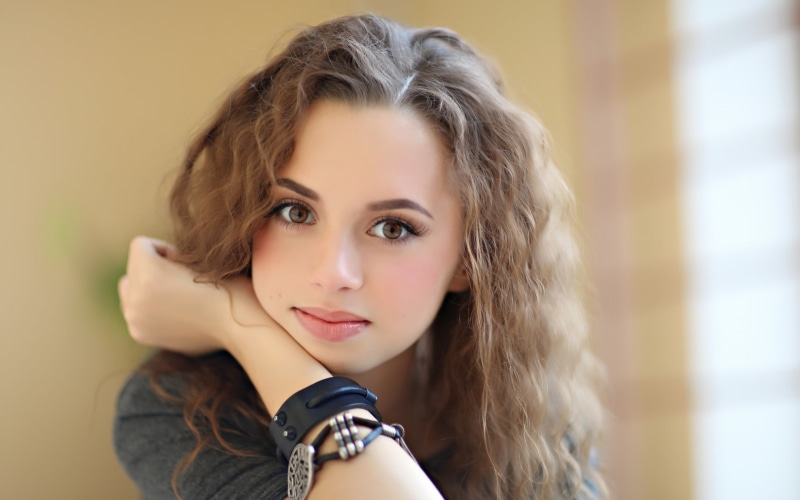 one person, young women, young adult, casual clothing, portrait, hairstyle, hair, brown eyes, long hair, adult, black, women, brunette, curly hair, s, contemplation