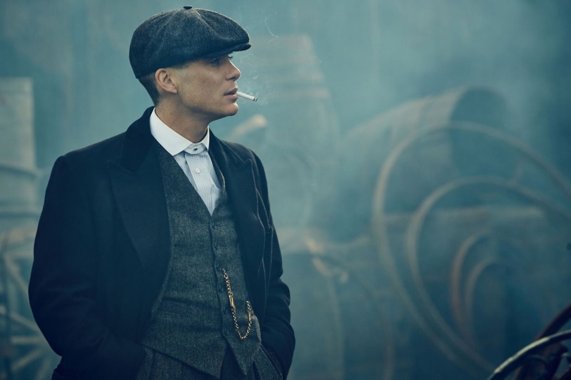 focus on foreground, well-dressed, lifestyles, architecture, young men, business, standing, waist up, looking, real people, 720P, contemplation, looking away