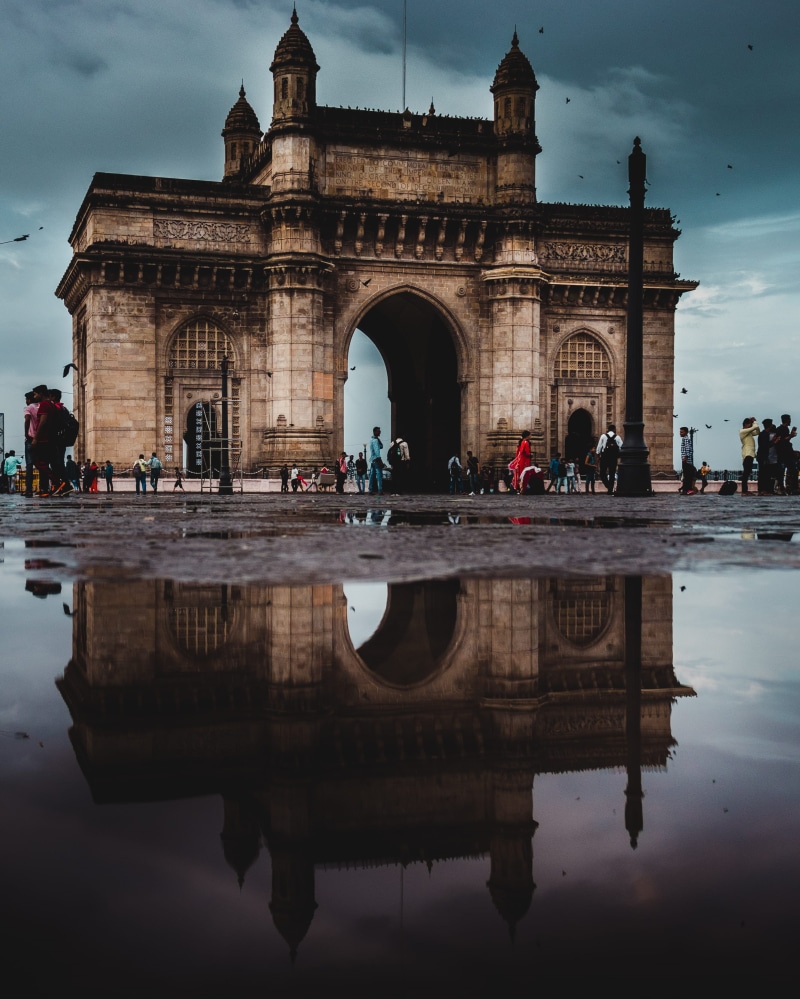 outdoors, arquitectura, people, reflection, tourist, built structure, building exterior, sky, history, reflecting pool, arch, edificio, water, puerta de la india