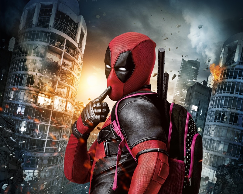 Light, Schoolbag, Warner Bros. Pictures, 4K, one Person, Guns, Towers, mask - Disguise, City, Mask, Ryan Reynolds, Red, Sky, construction Industry, White
