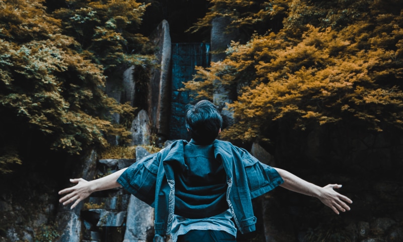 wear, forest, lifestyles, enjoyment, leaf, person, gray, nature, hairstyle, structure, rock, arms outstretched, daylight, waist up, rocks, front, leisure activity