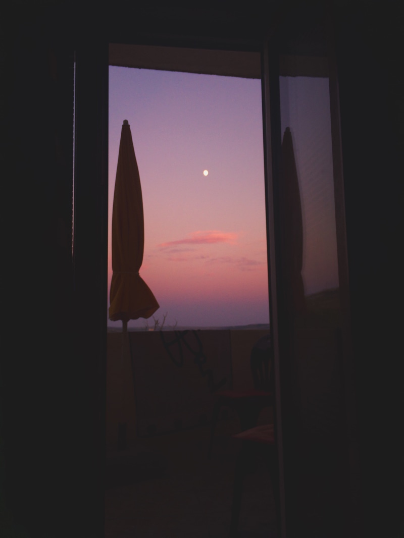 tranquil scene, 4K, sun, tranquility, umbrella, no people, nature, window, silhouette, pag, sunlight, indoors, dusk, vaporwave, architecture, sunset, dark