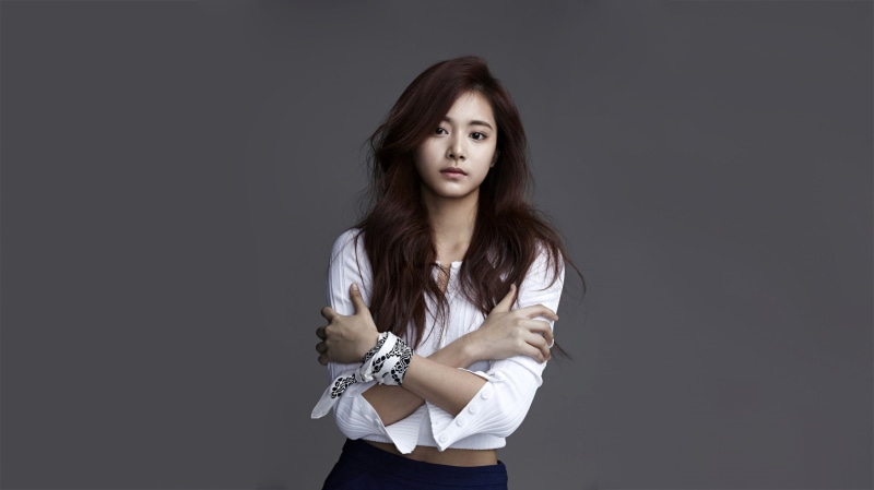 hair, s, indoors, arms crossed, looking at camera, top, 1080P, beauty, contemplation, long, portrait, Asian, one person, standing, adult, young women