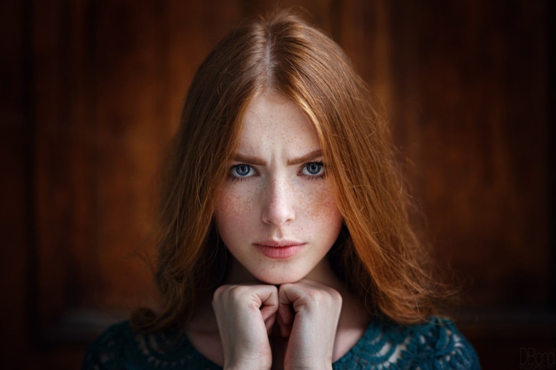 women, contemplation, blue eyes, face, simple background, offspring, human face, hairstyle, brown hair, straight hair, depression - sadness, looking at camera