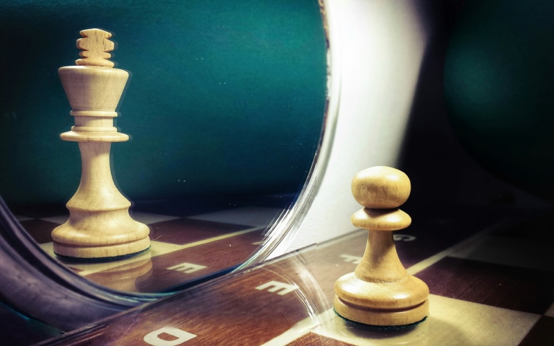 reflection, relaxation, chess, imagination, mirror, leisure games, board game, indoors, studio shot, pawn - chess piece, board games, king - chess piece