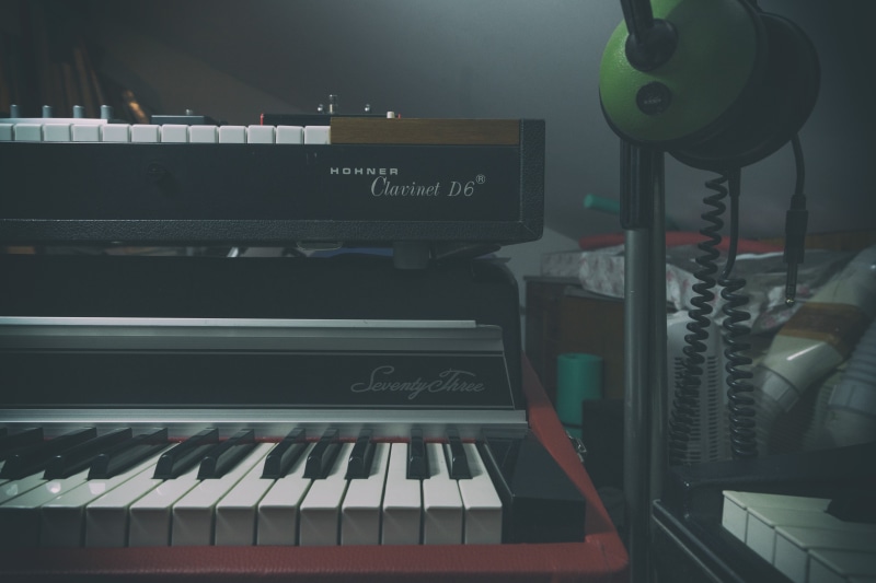 lighting equipment, black, key, grand Piano, equipment, close-up, practicing, entertainment, synthesizer, performance, still life, musician, 5K, organ