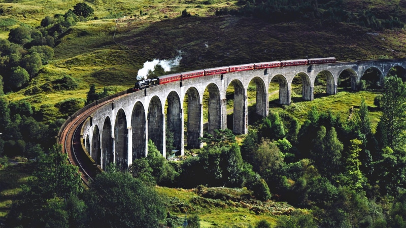 viaduct, steam train, 4K, aqueduct, plant, nature, tree, bridge, grass, brown, europe, glenfinnan, jacobite, water, united kingdom, scotland, arch bridge