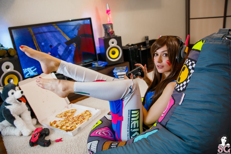 Lure Suicide, computer, 2K, home interior, pizza, video games, headphones, speakers, gamers, depth of field, furniture, feet in the air, brown eyes, one person