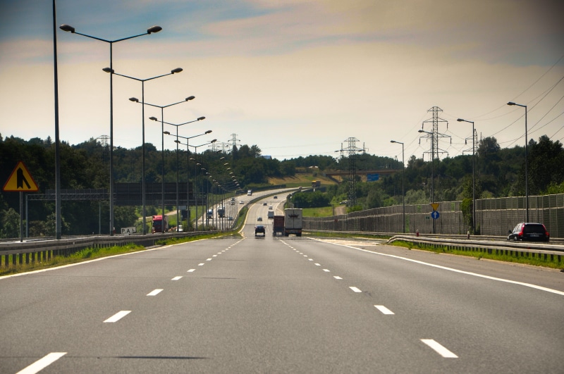 road marking, day, outdoors, land vehicle, seat belts, cars, marking, street, direction, 4K, Highway, mode of transportation, Landscape, no people, lanterns
