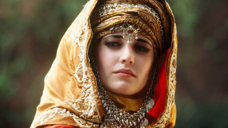 Kingdom of Heaven, s, headshot, hairstyle, outdoors, movies, women, hood - clothing, beautiful woman, young adult, 720P, red, hijab, close-up, looking at camera