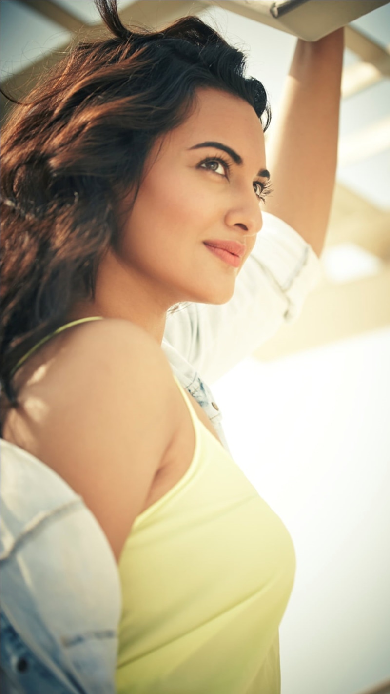 one person, Sonakshi Sinha, women, pretty, looking at camera, beautiful woman, actress, beautiful people, sonakshi, yellow, 1080P, body part, human body part