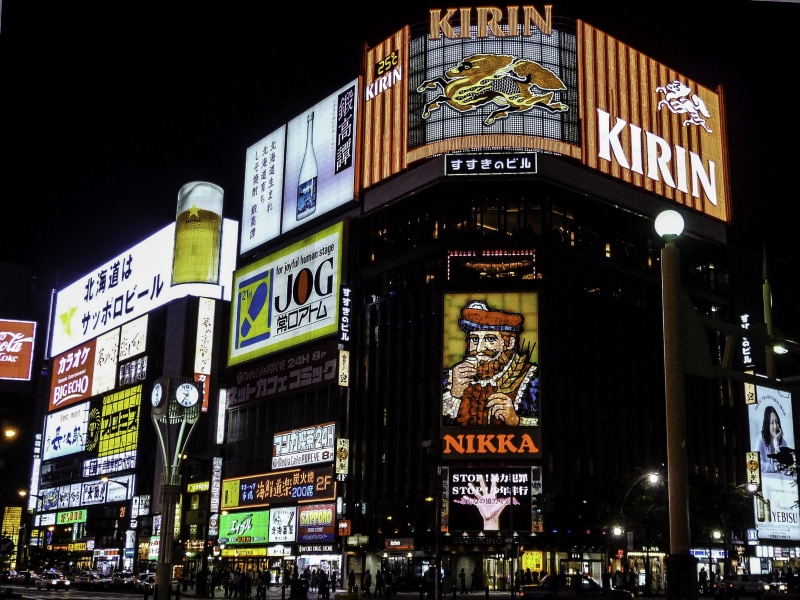 neon Light, advertisement, non-western script, commercial Sign, 2K, photo, screens, illuminated, city, city Life, built structure, people, script, street
