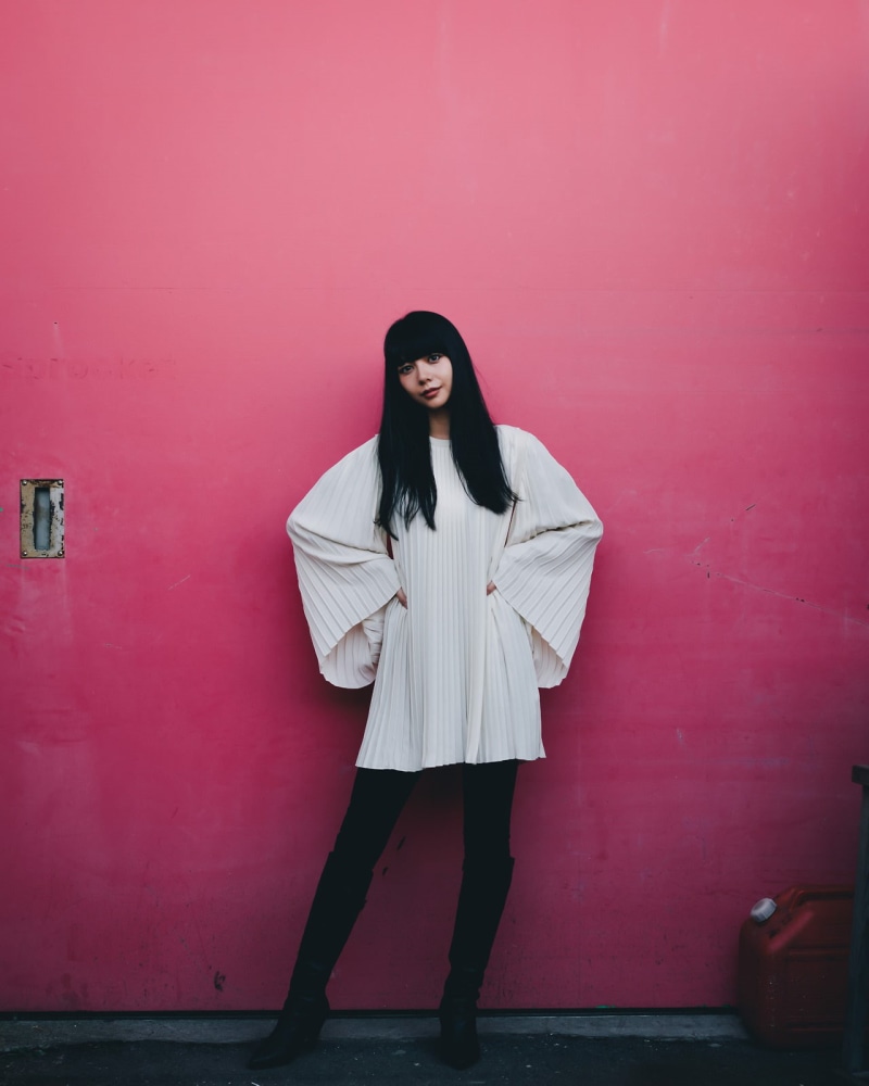 photography, simple background, women, Takashi Yasui, cityscape, Japan, Asian, Tokyo Prefecture, model, Japanese women, Kanna Oyama, long hair, women outdoors