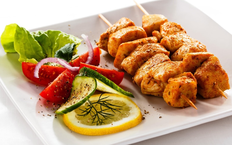 chicken Meat, lunch, vegetable, 2K, gourmet, grilled, cooked, Kebab, meat, salad, tomato, fried, Food, restaurant, crockery, meal, freshness, barbecue