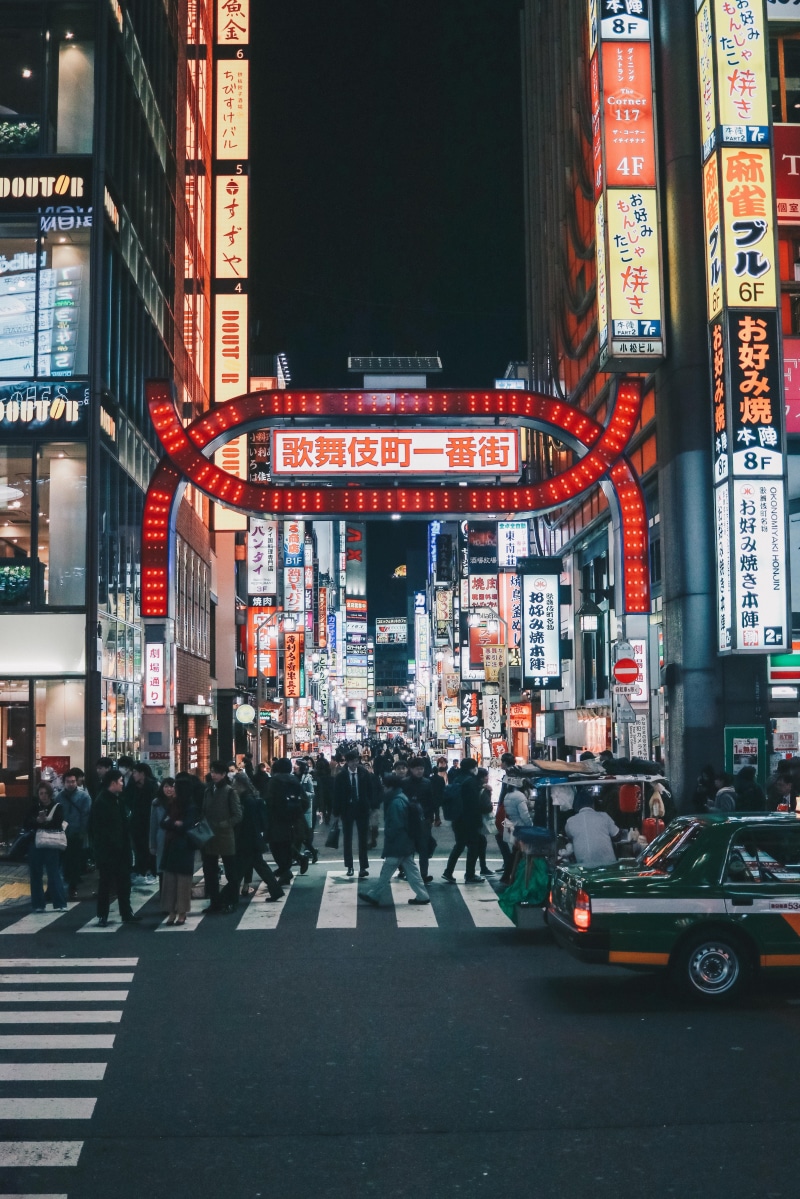 built structure, city life, real people, architecture, road, crossing, crosswalk, building, red, lifestyles, building exterior, sign, light, people, large group of people