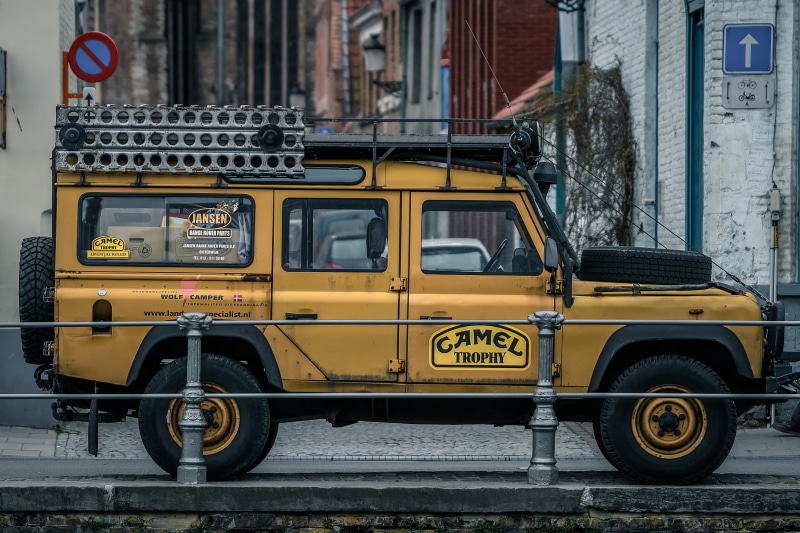 outdoors, mode of transportation, road, defender, alloy wheel, automobile, built structure, 4K, public transportation, spoke, transportation, motor vehicle