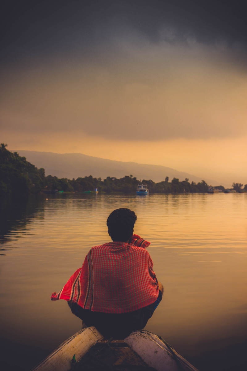 fear, cloud - sky, boy, sit, 5K, person, bank, real people, unhappy, thinking, rear view, men, tranquility, lifestyles, young, scenics - nature, depressed