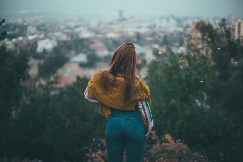 back, relaxation, hair, three quarter length, beautiful woman, real people, urban Scene, building exterior, walking, freedom, enjoyment, city, denim, lifestyles
