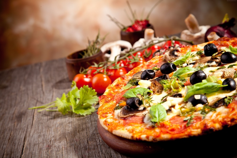 tomatoes, pepper, garlic, 5K, mushrooms, olive oil, dough, onions, pizza, cheese, basil, olives