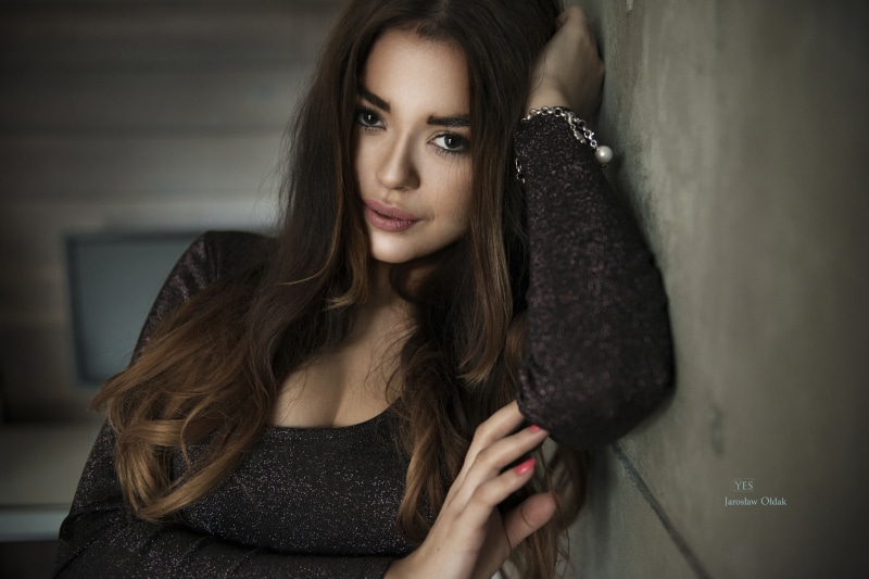dress, adult, human hair, long hair, brunette, depth of field, young women, top, long, s, leisure activity, face, hair, brown hair, indoors, clothing, black eyes