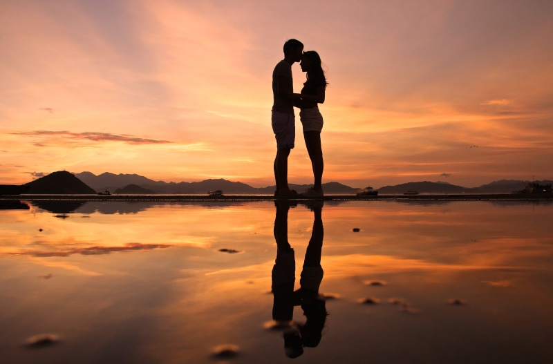 man and woman, contrejour, pareja, photoshop, bisou, summer, postal, lifestyles, couple, mujer, lovers, chica, symmetry, burning, girl, agua, photomontage