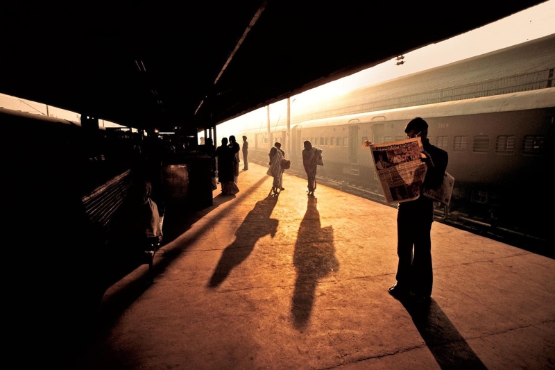 walking, lifestyles, mode of transportation, real people, travel, full length, public transportation, men, architecture, India, Steve McCurry, waiting