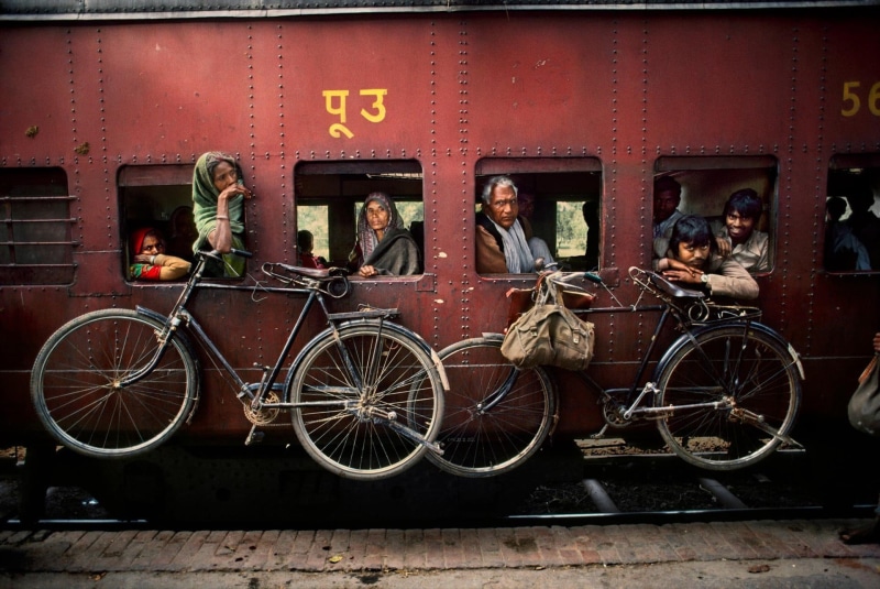 building exterior, two, commuter, wheel, people, mode of transportation, bicycle, 1080P, window, black, city, group of people, transportation, bikes, communication