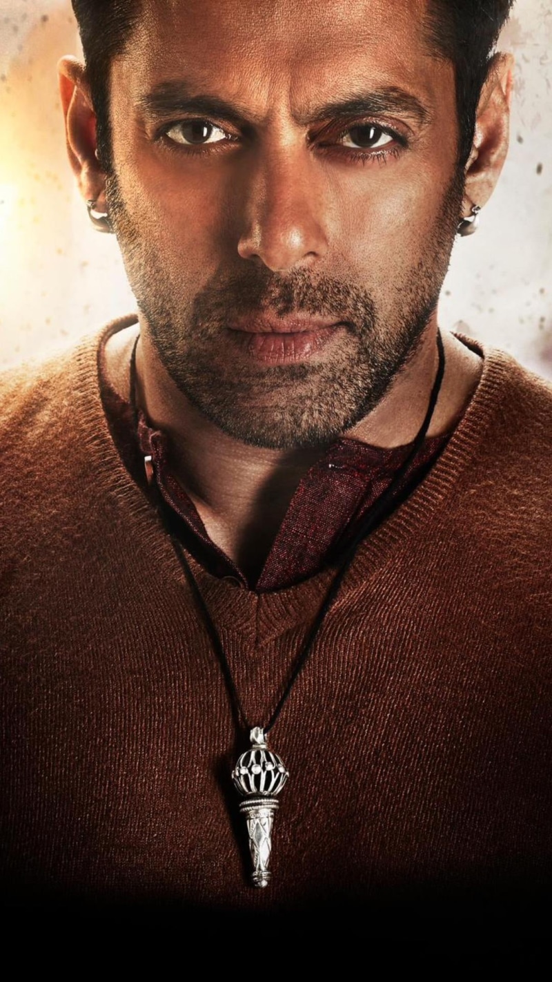 facial hair, Movies, mid adult, adult, s, 2015, males, v, serious, neck, looking at camera, first, 1080P, necklace, men, mustache, look, jewelry, bhaijaan