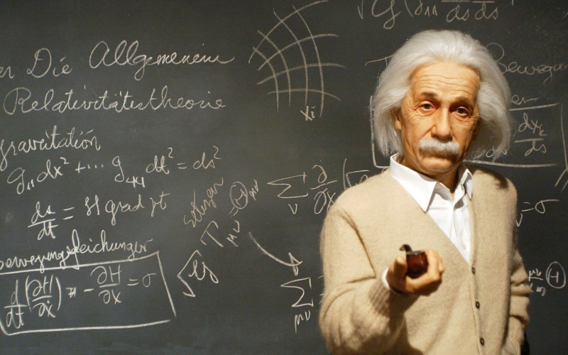 white hair, one person, 2K, teacher, science, professor, education, formula, intelligence, adult, symbol, gray hair, mathematics, indoors, explaining