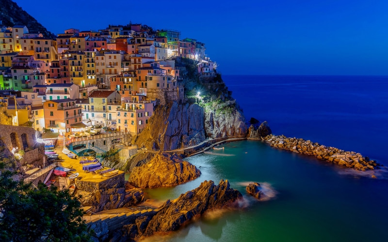 sky, residential district, phones, desktop, travel, mobile, 4K, italy, city, sea, travel destinations, town, laptops, manarola, cinque, no people, architecture