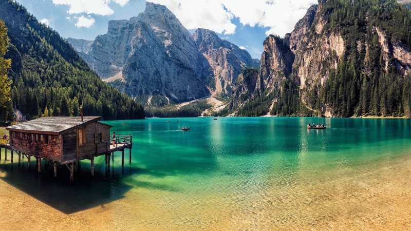 mountains, boat, house, forest, wooden, pillars, boating, rocky, hd, 2K, blue, wildsee, pine, water, pragser, summer, italy, mountain, lake