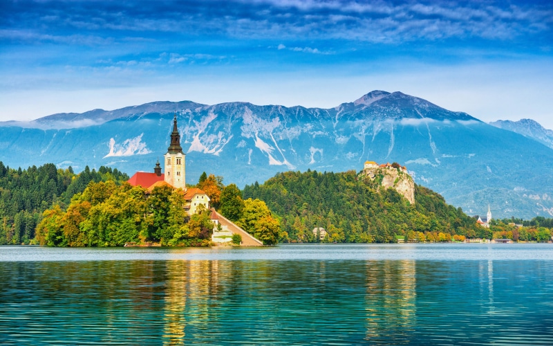  tranquil scene, architecture, no people, mountain, building exterior, hd, waterfront, 4K, mountain range, beauty in nature, tranquility, day