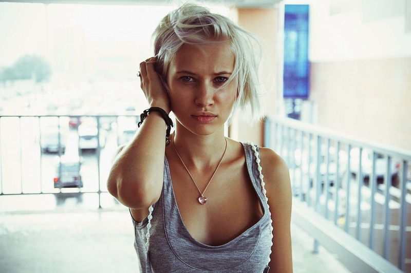 portrait, hairstyle, beautiful woman, top, 720P, lifestyles, day, connection, women, young women, face, necklace, blond hair, front view, model, lips