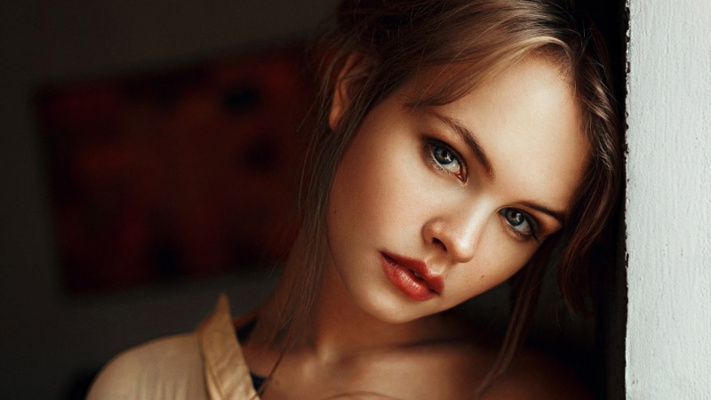 human face, brown hair, beauty, open mouth, looking at camera, woman, body part, young women, adult, 1080P, tattoo, hair, beautiful woman, hairstyle, blonde