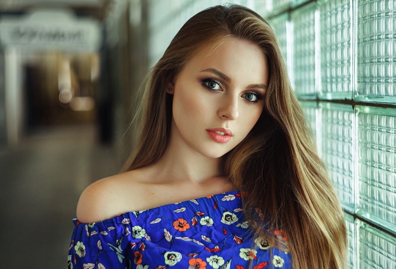portrait, women indoors, looking at viewer, bare shoulders, blonde, 720P, women, model, depth of field