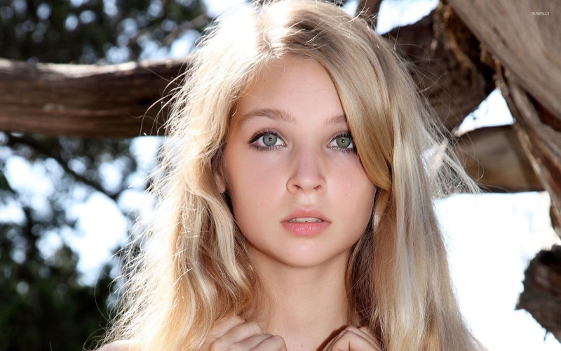 front view, young adult, long hair, beautiful woman, outdoors, close-up, hairstyle, women outdoors, MPL Studios, day, 1080P, hair, teenager, s, looking at camera