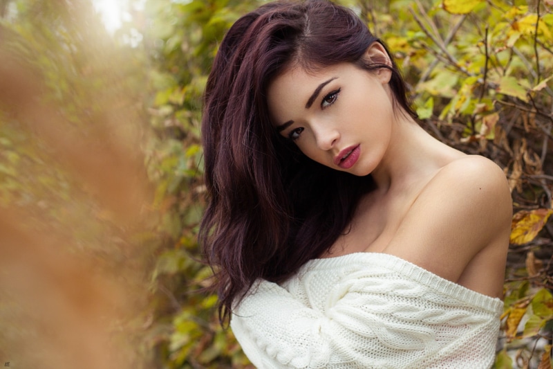 women outdoors, face, lifestyles, sweater, beauty, outdoors, front view, women, 1080P, beautiful woman, contemplation, looking at camera, shoulder, young adult