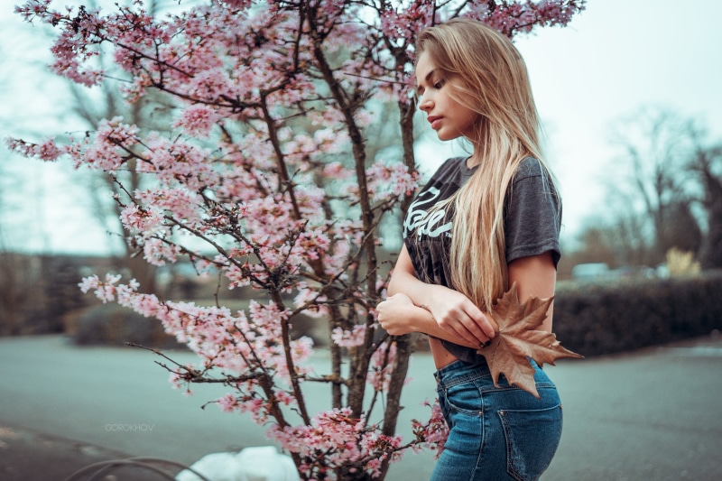 beautiful woman, lifestyles, plants, girls, woman, beautiful, blossom, beauty In Nature, cheerful, T-shirt, jeans, fashion, blossoming, Ivan Gorokhov, beside