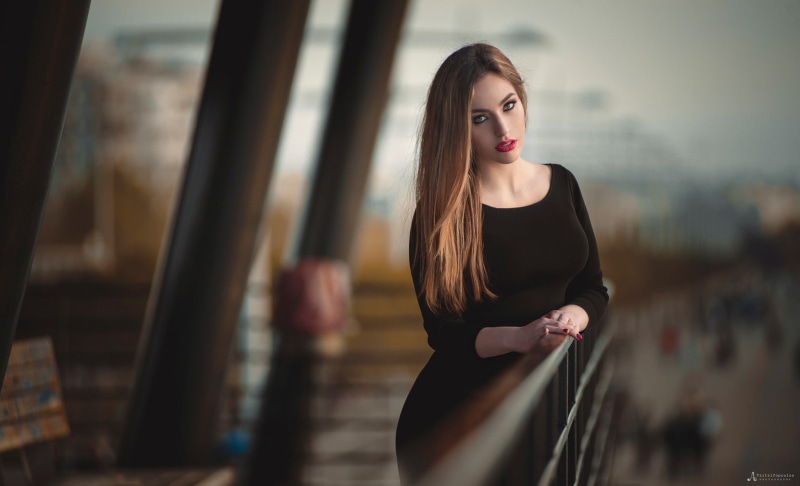 young women, beautiful woman, young adult, adult, contemplation, casual clothing, hair, focus on foreground, blonde, hairstyle, model, looking, brown hair