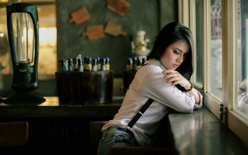 window, woman, model, bottles, blouses, young adult, bar, beauty, women, glass, Asian, bar counter, jeans, one person, sleeved, front view, lifestyles
