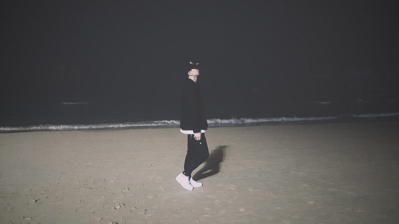 eurwangni beach, standing, outdoors, shore, warm clothing, leisure activity, side view, water, black color, 5K, real people, waterside, man, beach, adult